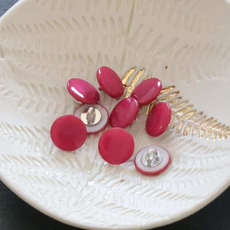 Mother-of-pearl buttons with tails