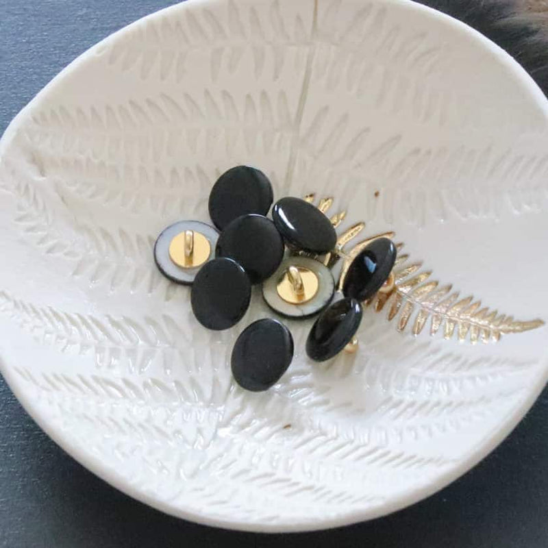 Mother-of-pearl buttons with tails