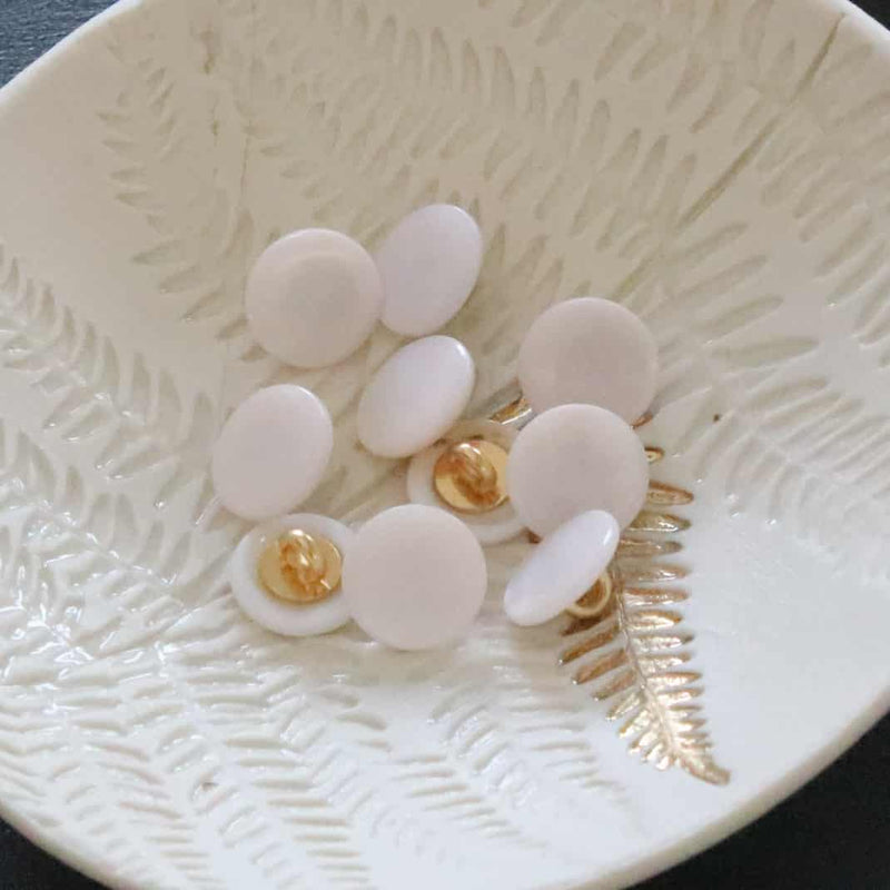 Mother-of-pearl buttons with tails