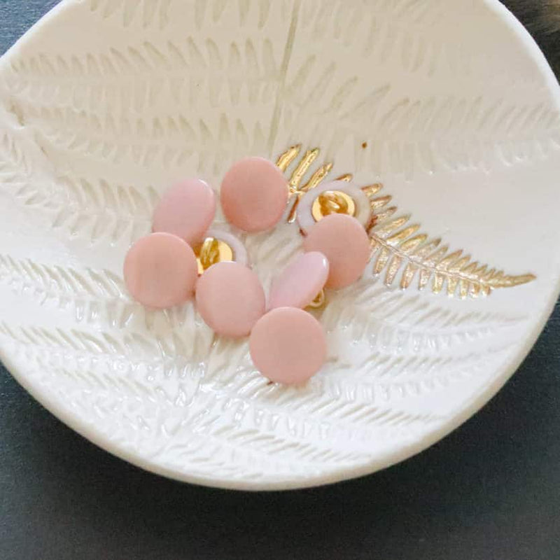 Mother-of-pearl buttons with tails