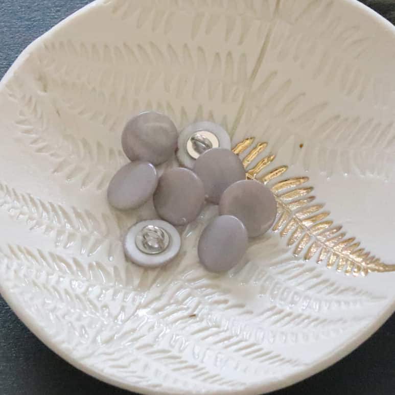 Mother-of-pearl buttons with tails