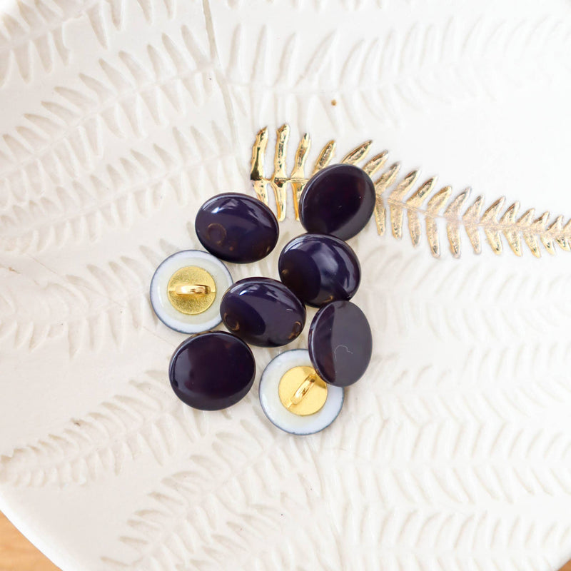 Mother-of-pearl buttons with tails