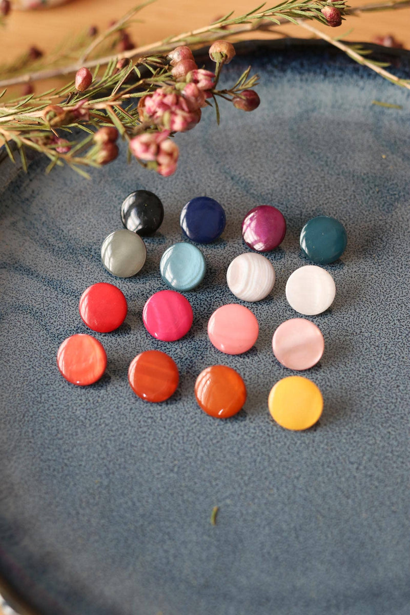 Mother-of-pearl buttons with tails