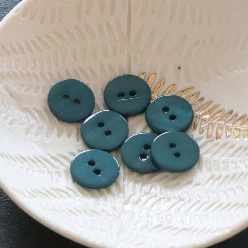 Flat mother-of-pearl buttons with 2 holes
