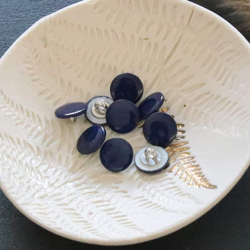 Mother-of-pearl buttons with tails