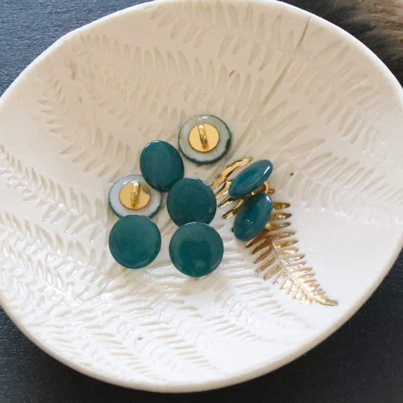 Mother-of-pearl buttons with tails