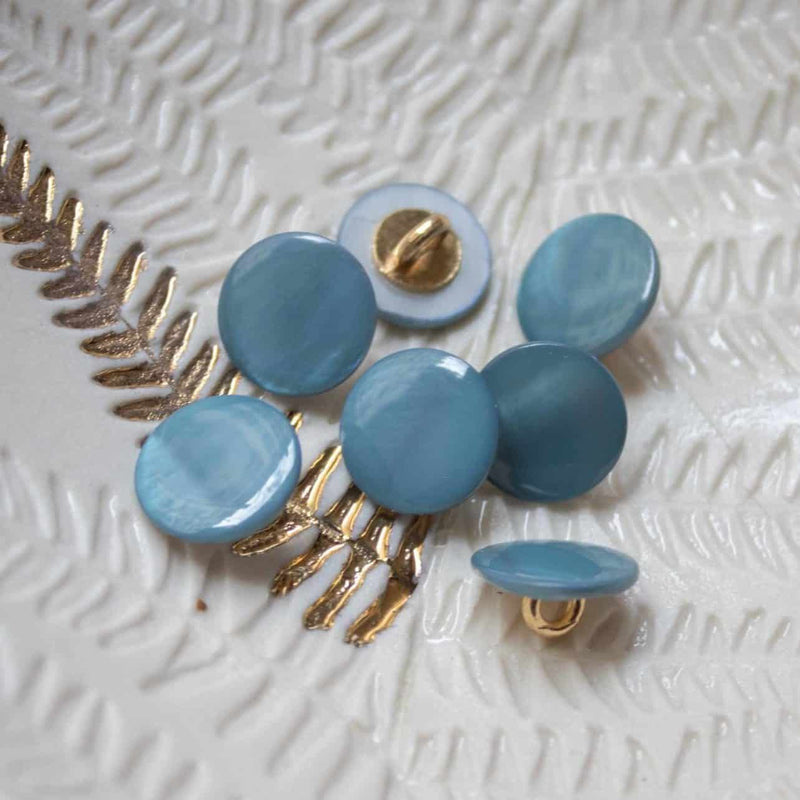Mother-of-pearl buttons with tails