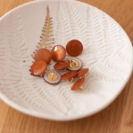 Mother-of-pearl buttons with tails