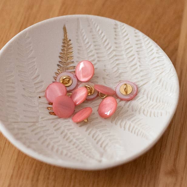 Mother-of-pearl buttons with tails