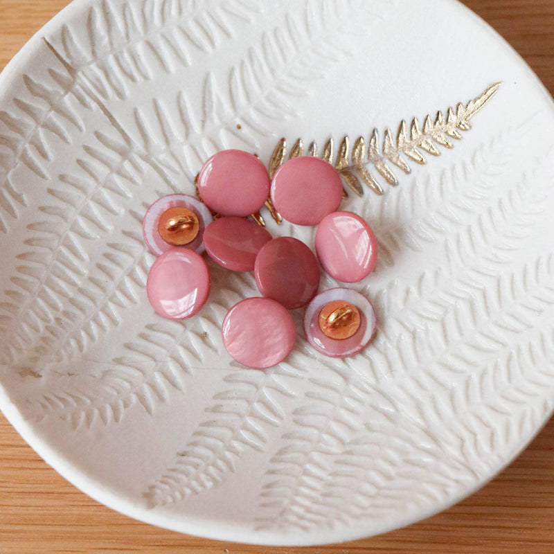 Mother-of-pearl buttons with tails