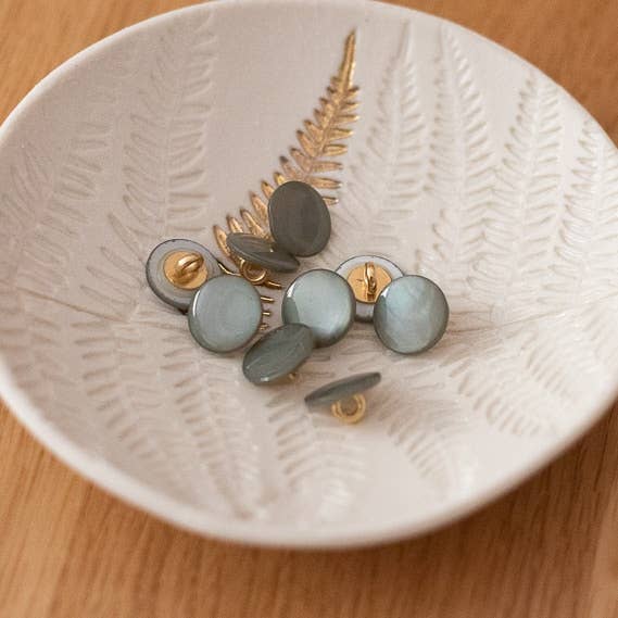 Mother-of-pearl buttons with tails
