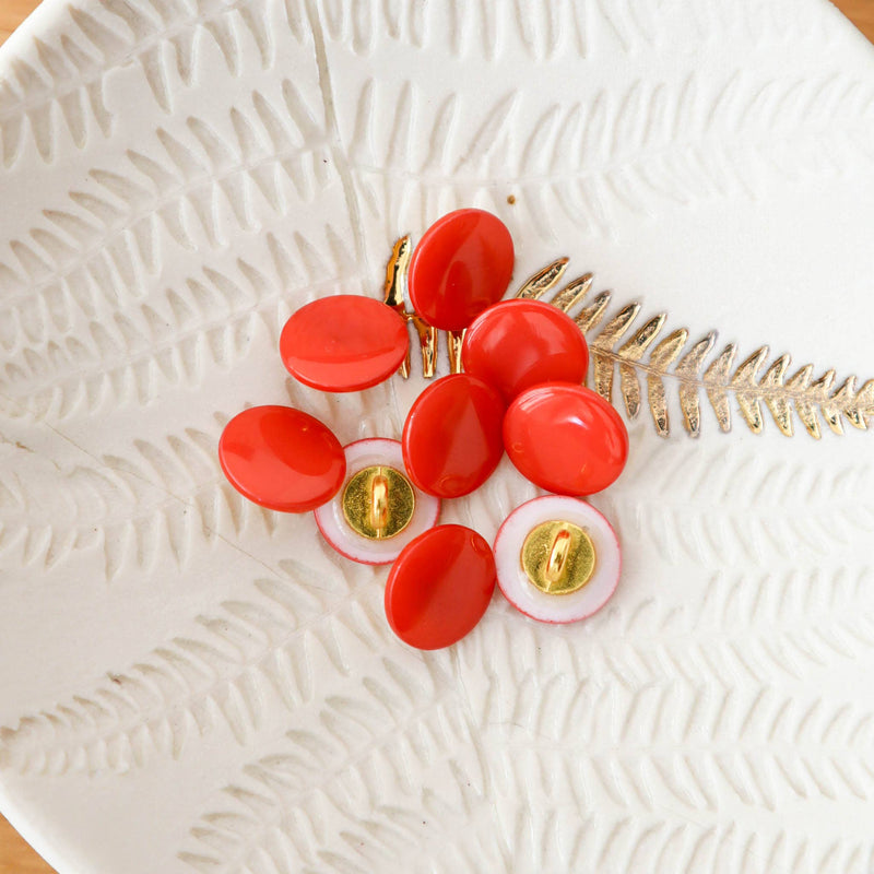 Mother-of-pearl buttons with tails