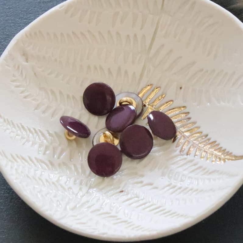 Mother-of-pearl buttons with tails