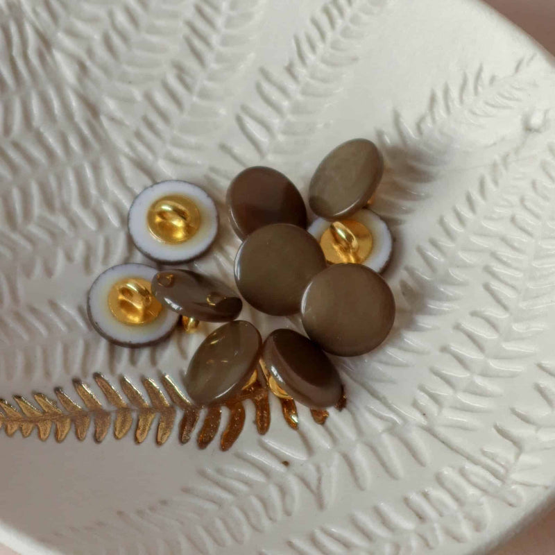 Mother-of-pearl buttons with tails