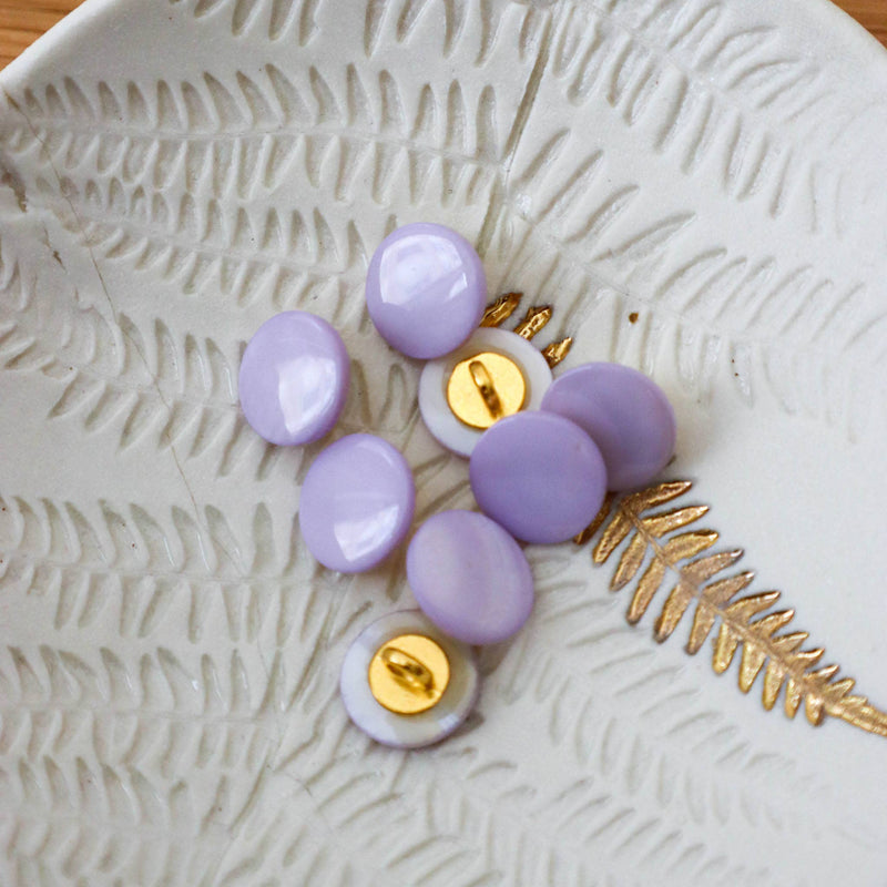 Mother-of-pearl buttons with tails