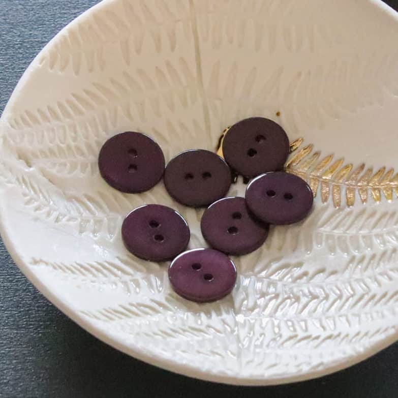 Flat mother-of-pearl buttons with 2 holes