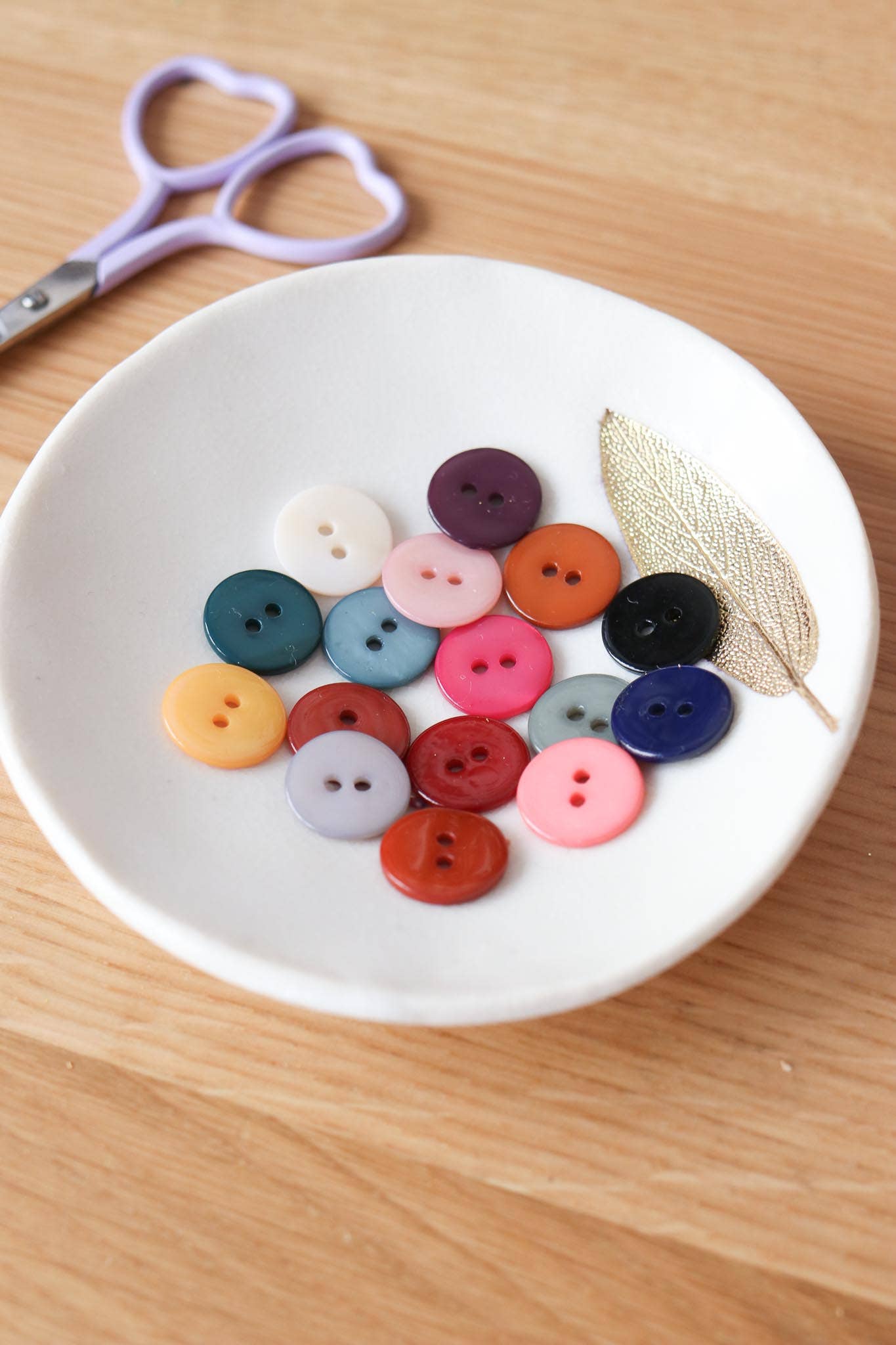 Flat mother-of-pearl buttons with 2 holes