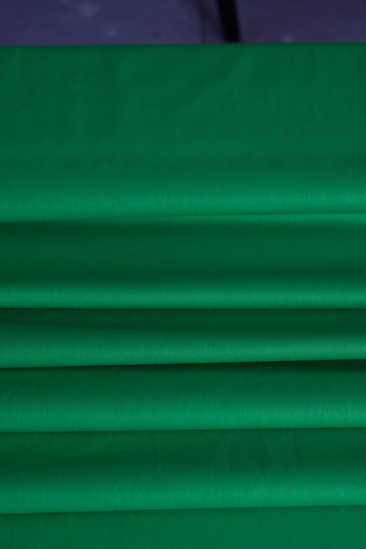 Essex Linen in Kelly Green by Robert Kaufman Fabrics