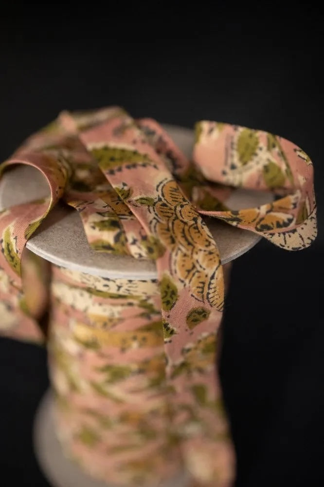 Bias Binding in Maricel Pinks by Merchant & Mills