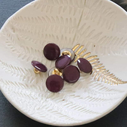 Mother-of-pearl buttons with tails by Lise Tailor